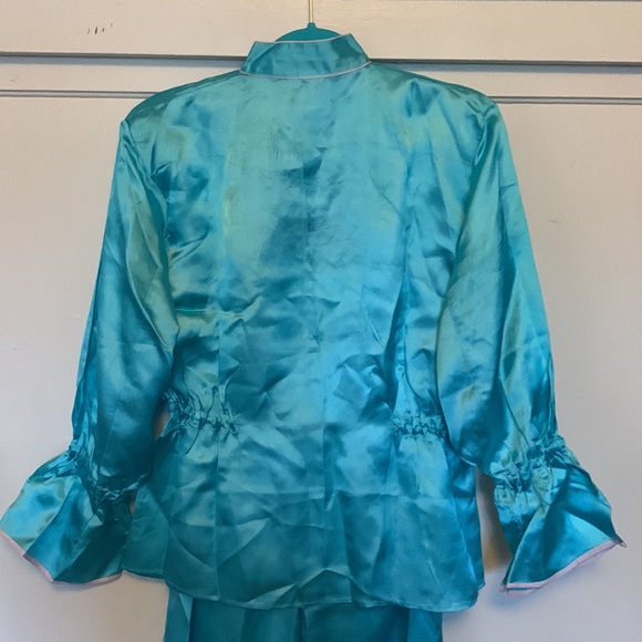 BEAUTIFUL Vintage silky Chinese embroidered pajamas with pink detailing - Picture 6 of 17